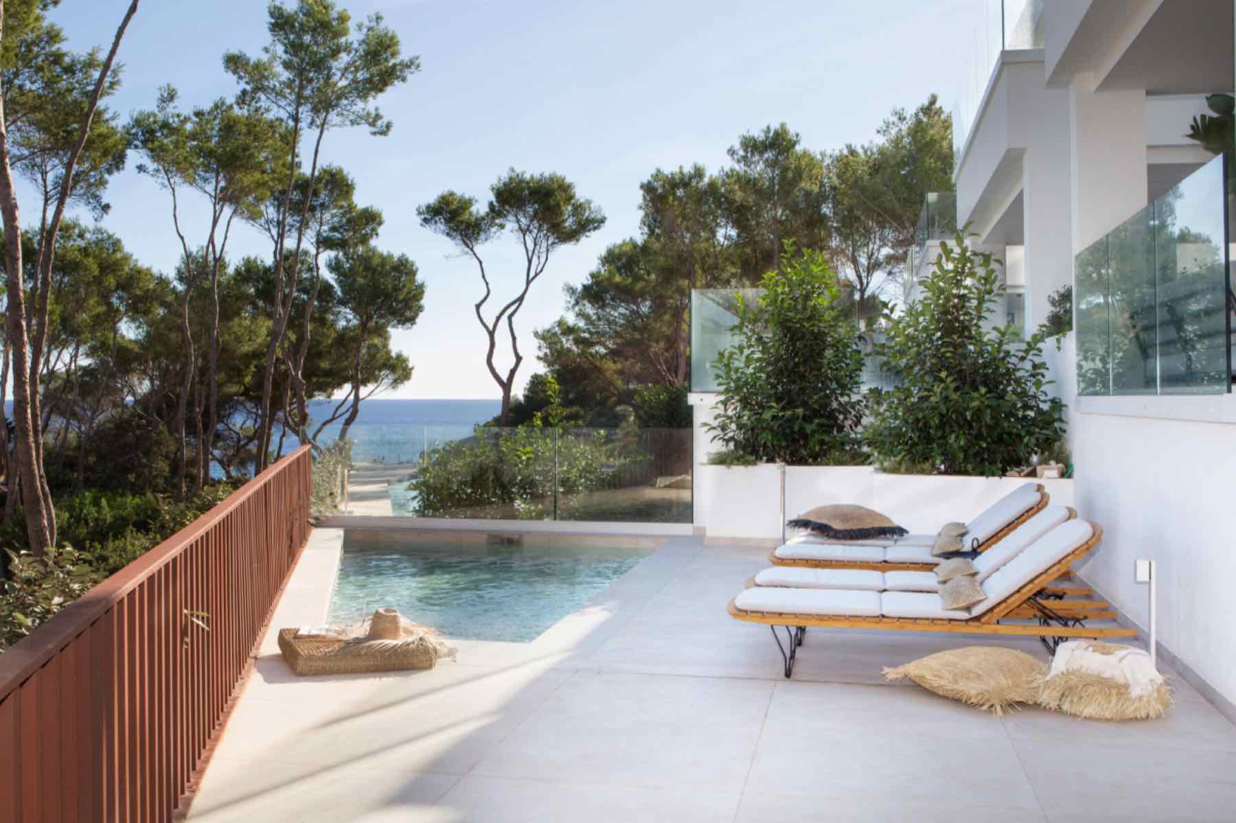VIVLA home with pool and sea views